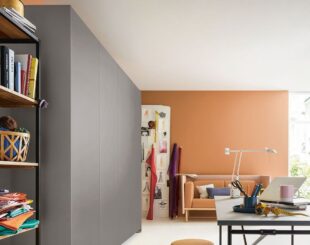 Side view closed doors