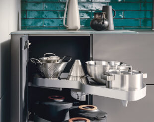 Pan corner compartment